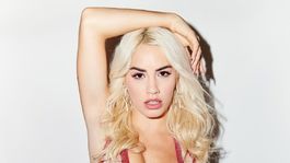 lali esposito celebro el estreno de sky rojo con un vestido escotado por demas