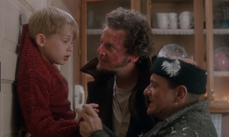 La teoría sostiene que el tío Frank contrató a los ladrones para vengarse de su hermano y de Kevin