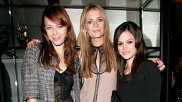 fuerte cruce entre mischa barton y sus companeras en the o.c.