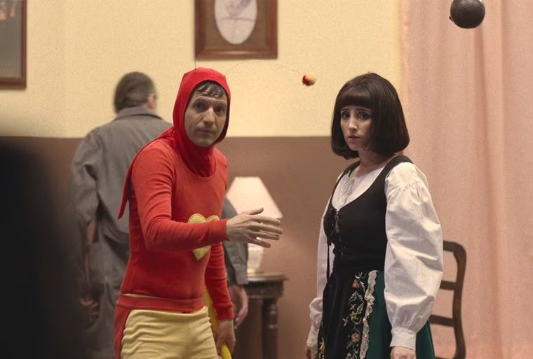 El episodio de Chespirito: Sin querer queriendo narra, entre otras cosas, el regreso de María Antonieta de las Nieves al set donde se encontrará con una Margarita a la defensiva, que buscará quitarle lugar para quedarse ella con sus escenas. El episodio de Chespirito: Sin querer queriendo narra, entre otras cosas, el regreso de María Antonieta de las Nieves al set donde se encontrará con una Margarita a la defensiva, que buscará quitarle lugar para quedarse ella con sus escenas.