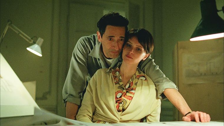 Protagonizada por 	Adrien Brody, Felicity Jones, Guy Pearce, Joe Alwyn, Alessandro Nivola y más.