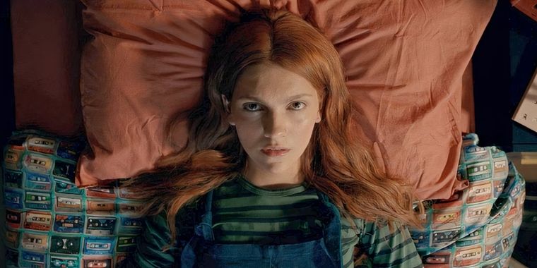 Emily Carey portagoniza Geek Girl, la nueva serie juvenil de Netflix.