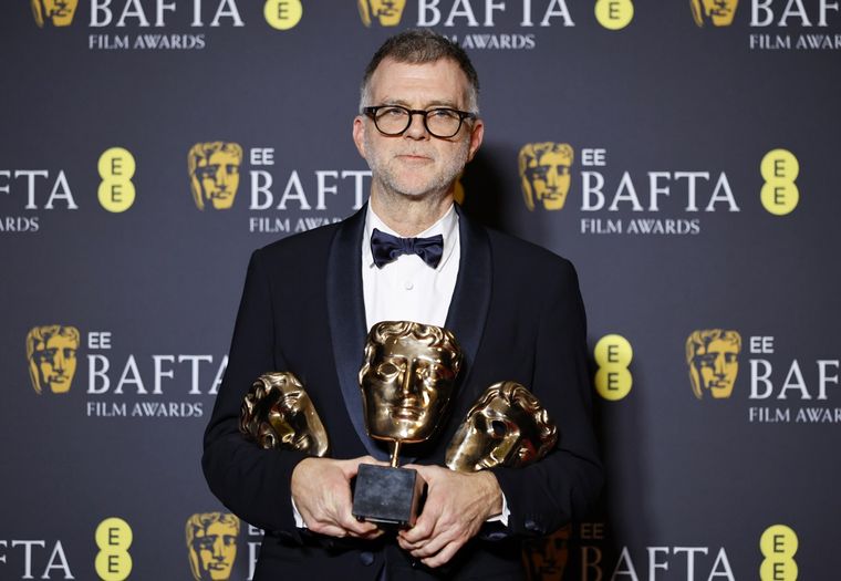 Paul Thomas Anderson posa con las estatuillas conseguidas en los BAFTA 2026.&nbsp;