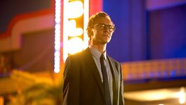 Lejos de Marvel, Tom Hiddleston es el protagonista de esta nueva historia