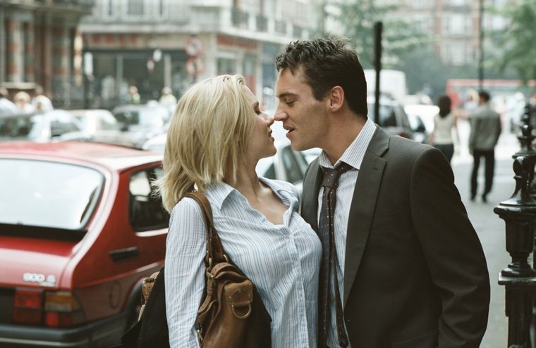 Jonathan Rhys Meyers y Scarlett Johansson son los protagonistas de Match Point (2006), dirigida por Woody Allen.