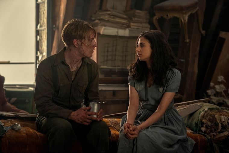 En los últimos días de la Segunda Guerra Mundial, los caminos de una adolescente francesa ciega y un soldado alemán se entrecruzan.