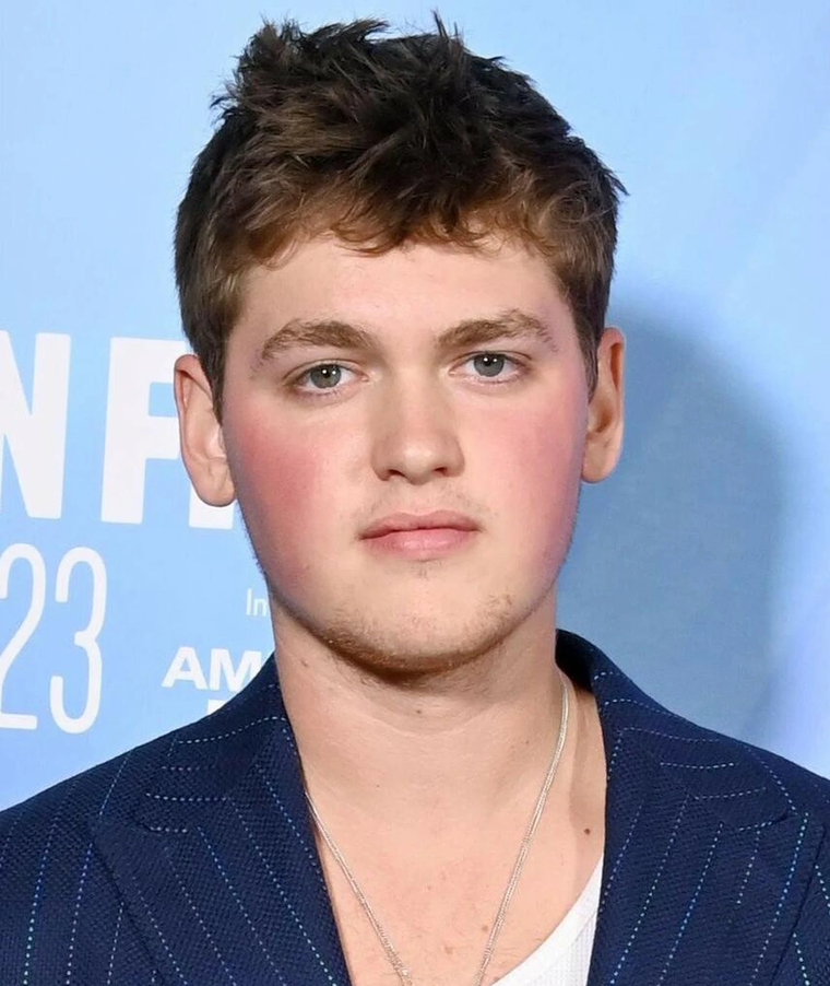 Fue la propia Kate Winslet la que se ofreció para dirigir la cinta debido a que el guion fue escrito por su hijo, Joe Anders. Fue la propia Kate Winslet la que se ofreció para dirigir la cinta debido a que el guion fue escrito por su hijo, Joe Anders.