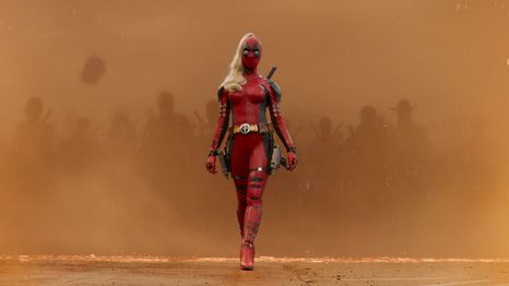 Lady Deadpool haciendo su entrada triunfal en Deadpool & Wolverine
