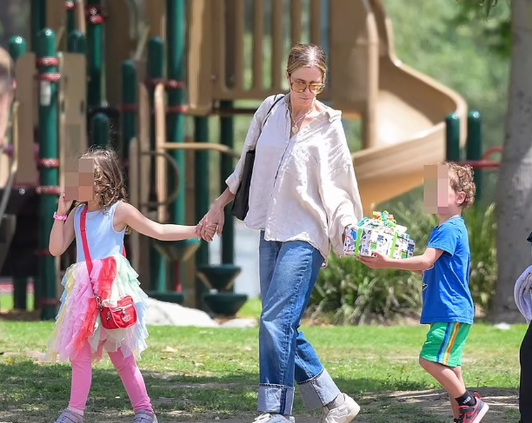 Kristen Wiig junto a sus hijos Kristen Wiig junto a sus hijos