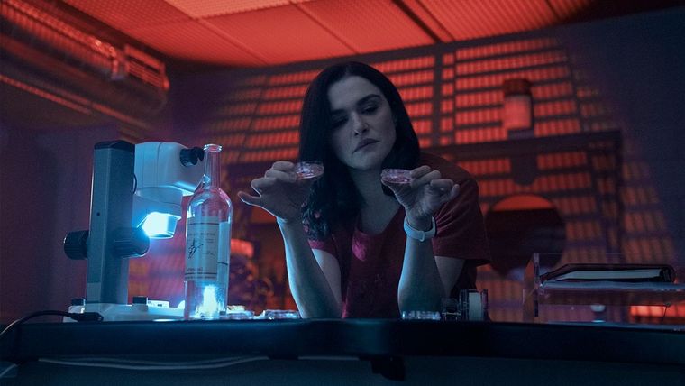 Rachel Weisz protagoniza la miniserie Juntas hasta la muerte (2023).