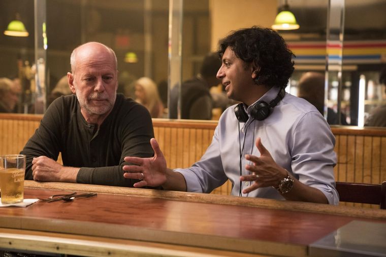 Shyamalan junto a Bruce Willis en el rodaje de Glass (2019)