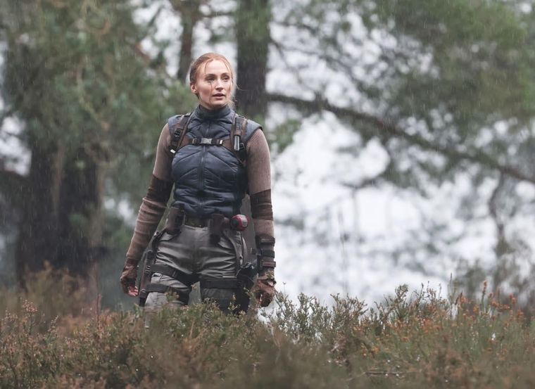 Sophie Turner en plena filmación de la serie de Tomb Raider.