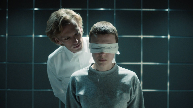 Jamie Campbell Bower y Millie Bobby Brown en la cuarta temporada de Stranger Things.&nbsp;