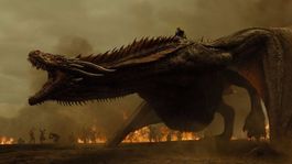 Drogon luce pequeño ante el nuevo dragón