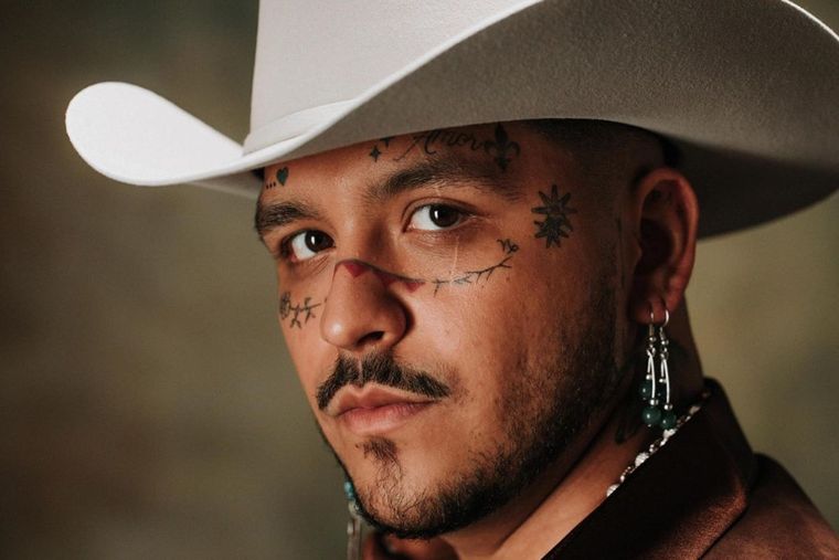Christian Nodal decidió quitarse los tatuajes del rostro.