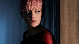 Emma Corrin protagoniza esta intrigante serie