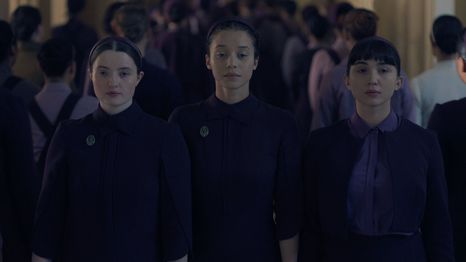 Daisy, Agnes y Shuna en el gran final de temporada de Los Testamentos.