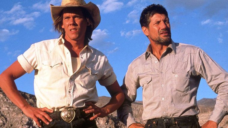 Kevin Bacon y Fred Ward lideran el elenco de este filme que dio origen a toda una saga de películas. Kevin Bacon y Fred Ward lideran el elenco de este filme que dio origen a toda una saga de películas.