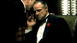 Marlon Brando y Salvatore Corsitto protagonizan la icónica escena inicial de El Padrino.