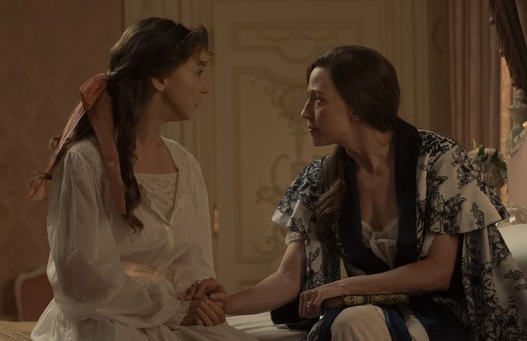 Carrie Coon y Taissa Farmiga regresan como Bertha y Gladys Russell en la temporada 3 de La edad dorada. Carrie Coon y Taissa Farmiga regresan como Bertha y Gladys Russell en la temporada 3 de La edad dorada. 