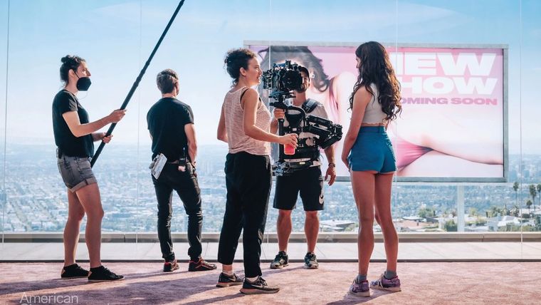 Coralie Fargeat junto a Margaret Qualley en el backstage de La sustancia (2024).