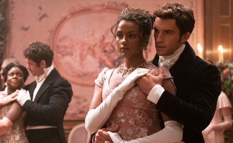 Simone Ashley junto a Jonathan Bailey en la S2 de Bridgerton. Simone Ashley junto a Jonathan Bailey en la S2 de Bridgerton.