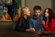 The Girlfriend convierte un conflicto familiar en una guerra emocional. The Girlfriend convierte un conflicto familiar en una guerra emocional.