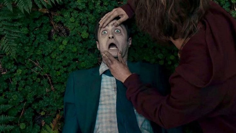 Daniel Radcliffe se luce en esta divertida comedia de HBO Max.