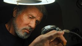 Sly se convierte en un retirado superhéroe
