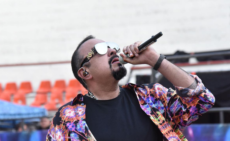 Pepe Aguilar está unido al mundo artístico desde muy pequeño gracias a las giras de sus padres.