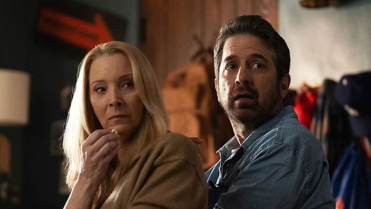 Lisa Kudrow y Ray Romano en No Good Deed, la nueva comedia negra de Netflix.