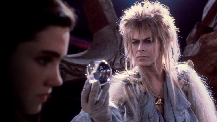 Está protagonizada por Jennifer Connelly y David Bowie. Está protagonizada por Jennifer Connelly y David Bowie.