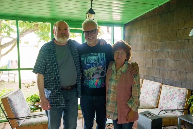 James Gunn junto a Vince Pruitt Taylor y Neva Howell, mejor conocidos como Jonathan y Martha Kent, los padres de Clark.