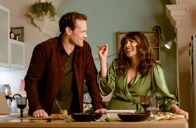 Priyanka Chopra y Sam Heughan en Amor a primer mensaje. Priyanka Chopra y Sam Heughan en Amor a primer mensaje.