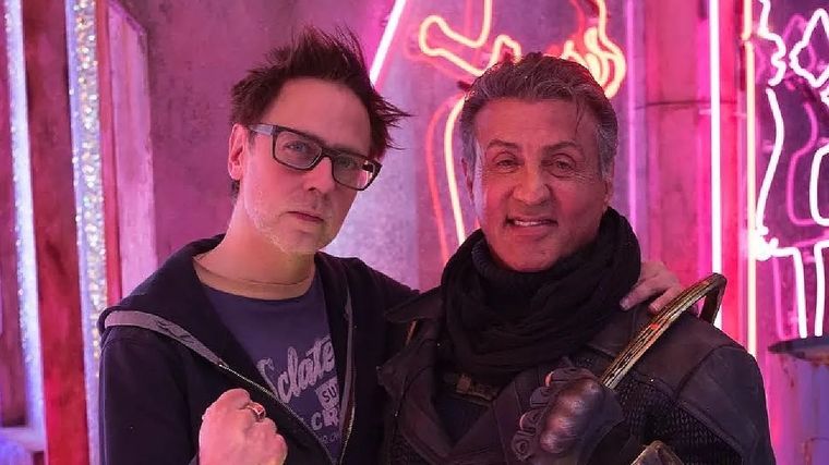 James Gunn junto a Sylvester Stallone.