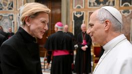 Cate Blanchett junto al Papa León XIV en el Vaticano.