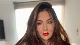 lina tejeiro cautivo a todos luciendo un diminuto bikini en su casa