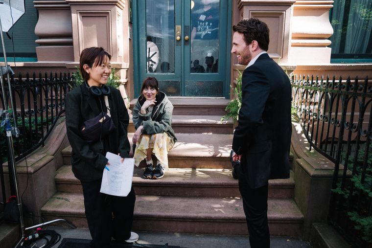 Celine Song junto a Dakota Johnson y Chris Evans en el rodaje de Materialist.