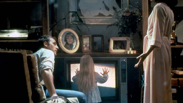 La película fue el primer gran éxito de Spielberg como productor. La película fue el primer gran éxito de Spielberg como productor.