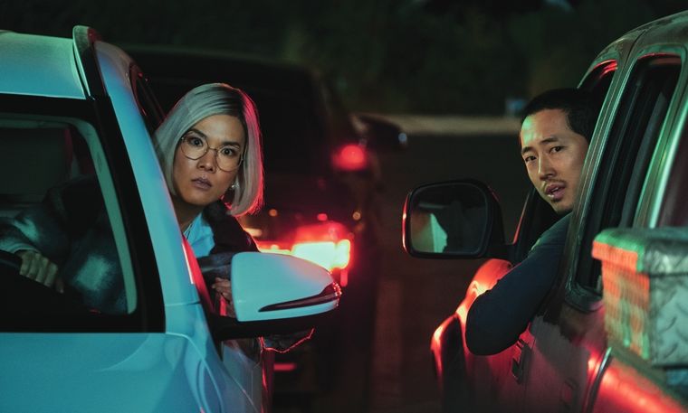 Protagonizada por Steven Yeun y Ali Wong, la serie se centra en dos desconocidos cuyas vidas se cruzan tras un incidente de tránsito que cambiará sus vidas para siempre