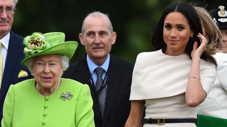 La por entonces monarca, Isabel II, debió intervenir antes del enlace de Harry y Meghan luego de que Markle tratase con desprecio a un proveedor del Palacio.