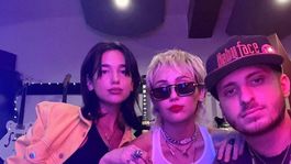sin limites: la foto provocativa de miley cyrus y dua lipa en el estudio que desafia la censura