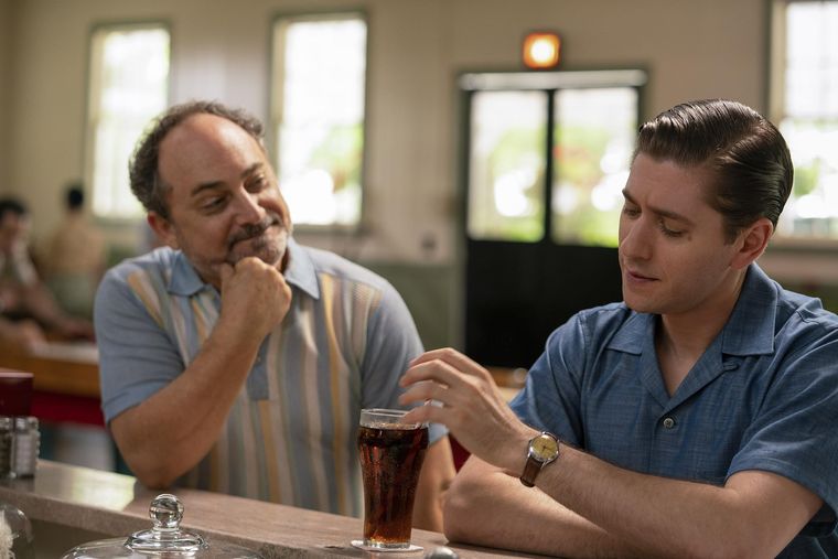 Kevin Pollack como Moishe Maisel en la multipremiada serie La maravillosa señora Maisel. Kevin Pollack como Moishe Maisel en la multipremiada serie La maravillosa señora Maisel. 