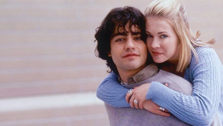 Junto a ti (1999), protagonizado por Melissa Joan Hart y Adrian Grenier.