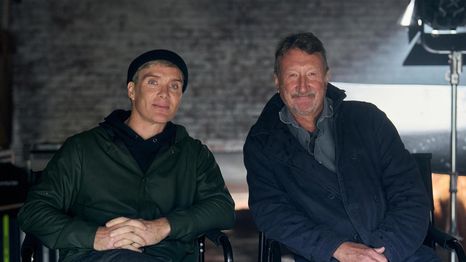 Cillian Murphy junto a Steven Knight, el creador de Peaky Blinders