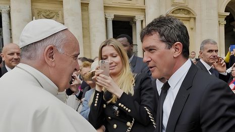 Antonio Banderas junto al Papa Francisco 