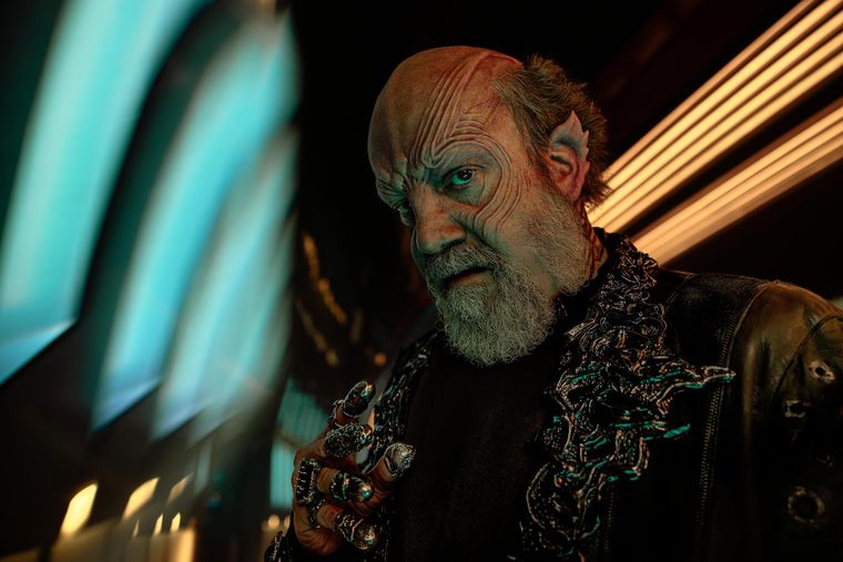 Paul Giamatti se convierte en Nus Braka, un ser mitad klingon, mitad tellarita. Paul Giamatti se convierte en Nus Braka, un ser mitad klingon, mitad tellarita.