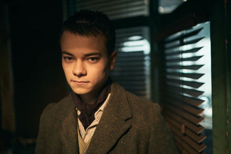 La serie introduce a Duke, interpretado por Conrad Khan, y quien en la película es reemplazado por Barry Keoghan. La serie introduce a Duke, interpretado por Conrad Khan, y quien en la película es reemplazado por Barry Keoghan.