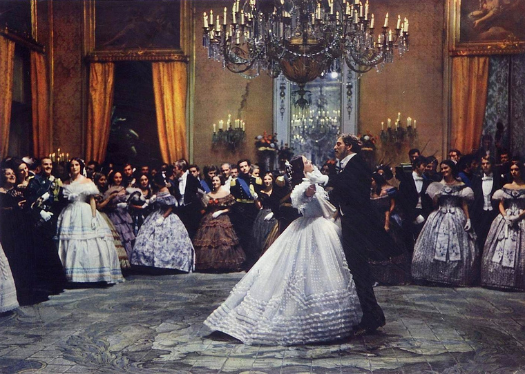 La icónica escena de El Gatopardo que se filmó en el Salón de los Espejos del Palazzo Gangi. La icónica escena de El Gatopardo que se filmó en el Salón de los Espejos del Palazzo Gangi.