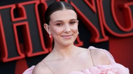 millie bobby brown enamoro a todos con un provocativo cambio de look